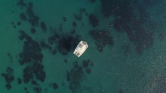 鸟瞰图的双体船抛锚在爱琴海，希腊。视频素材