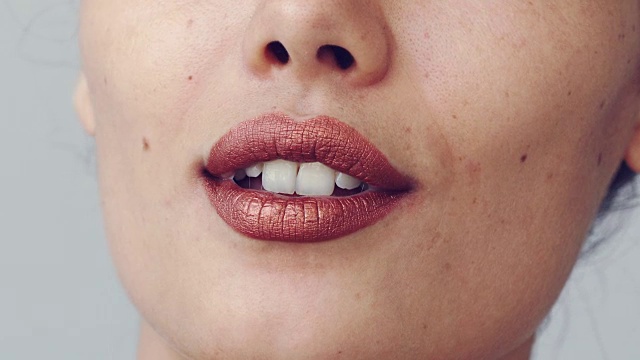 女性嘴唇与口红的特写视图视频素材