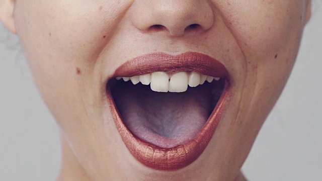 女性嘴唇与口红的特写视图视频素材