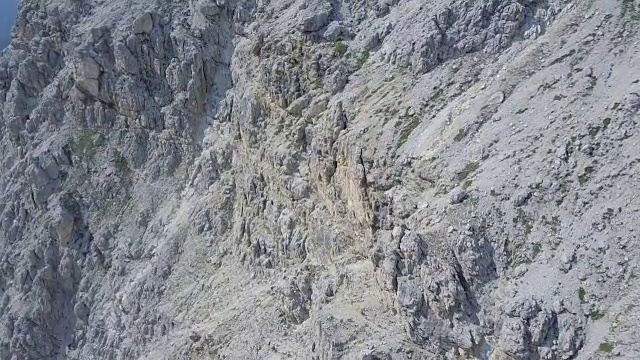 无人机拍摄的山区风景。视频素材
