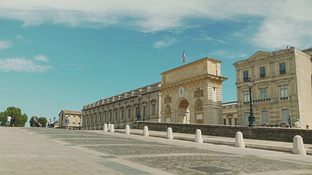 在蒙彼利埃的凯旋门，法国的标志性形象与法国国旗视频素材