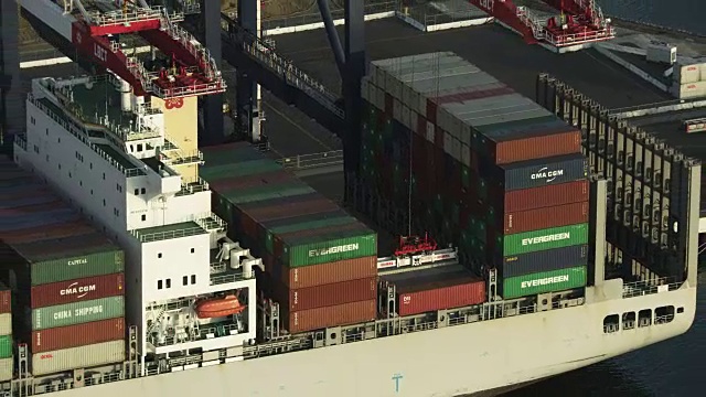 放大拍摄的起重机装载货船在洛杉矶港视频下载