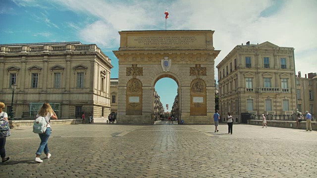 在蒙彼利埃的凯旋门，法国的标志性形象与法国国旗视频下载
