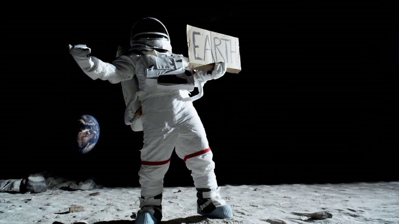 德国柏林，宇航员在月球上搭地球标志的便车失败视频下载