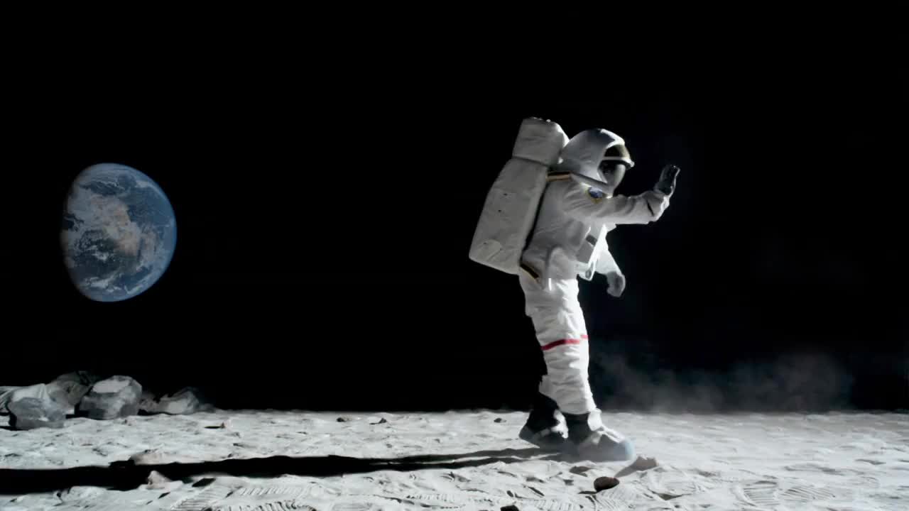 德国柏林，WS SLO MO宇航员在月球上行走和跳舞视频素材