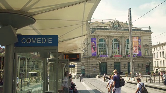 法国蒙彼利埃电车站喜剧广场横幅视频下载