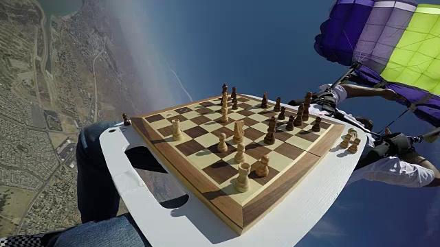 跳伞者降落在象棋桌上视频下载