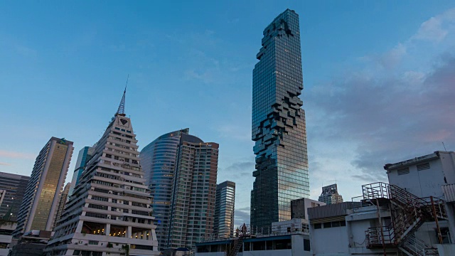 鸟瞰图的时间流逝夜景Chong nonsi，曼谷市，泰国MahaNakhon大厦视频下载