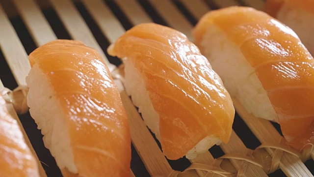 寿司质量高，打开黑色背景，显示其所有的好，饮食和健康的食物，美味的味道，寿司很好与鲑鱼或金枪鱼，是一个典型的日本食物视频素材