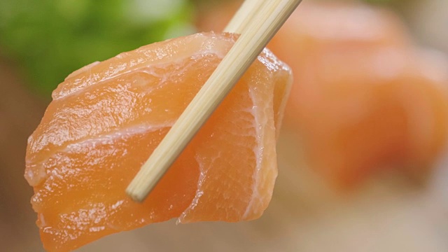 寿司质量高，打开黑色背景，显示其所有的好，饮食和健康的食物，美味的味道，寿司很好与鲑鱼或金枪鱼，是一个典型的日本食物视频素材