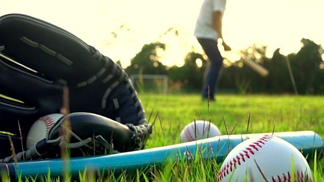棒球比赛从草击球手击出投球视频下载