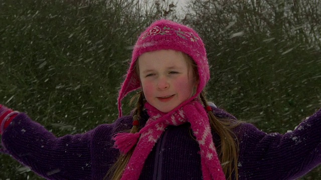 慢镜头:孩子在雪地里打转视频素材