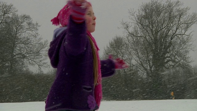 慢镜头:孩子在雪中打转视频素材