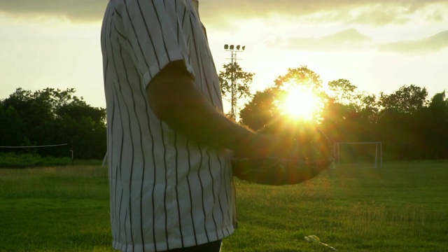 慢镜头:用棒球手套接住棒球视频下载