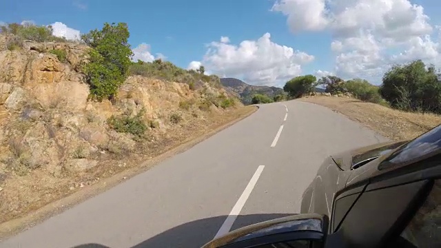 夏天科西嘉乡间路上的汽车视频素材