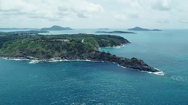 鸟瞰图无人机拍摄的蓬贴角在泰国普吉岛，美丽的地标看到日落在泰国普吉岛视频素材