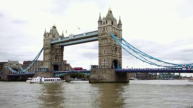 英国伦敦标志性的红色双层巴士经过标志性的塔桥视频素材