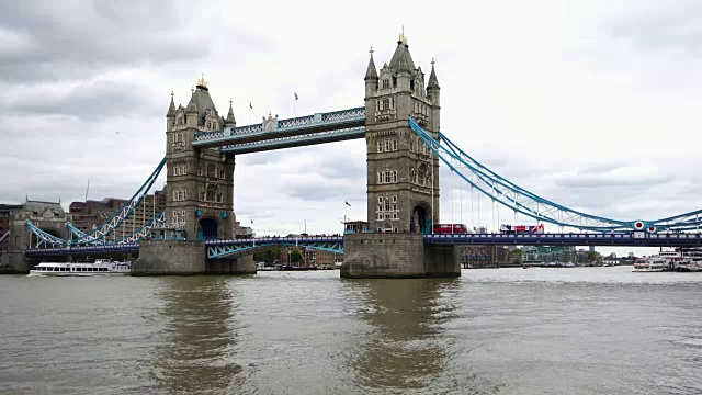 标志性的红色双层巴士经过英国伦敦标志性的塔桥视频素材