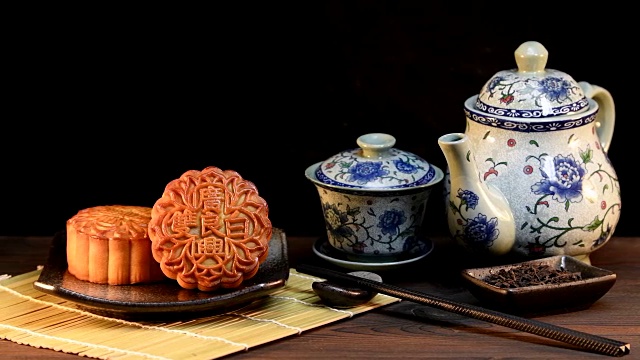 中秋节期间向朋友或家人聚会赠送月饼/月饼/月饼上的汉字在英语中代表“双白”视频下载
