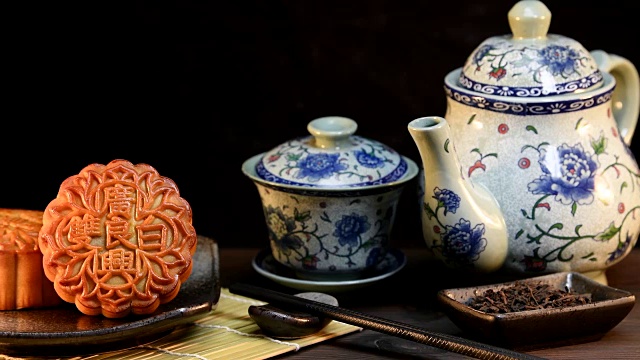 中秋节期间向朋友或家人聚会赠送月饼/月饼/月饼上的汉字在英语中代表“双白”视频素材