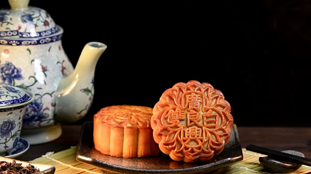 中秋节期间向朋友或家人聚会赠送月饼/月饼/月饼上的汉字在英语中代表“双白”视频素材