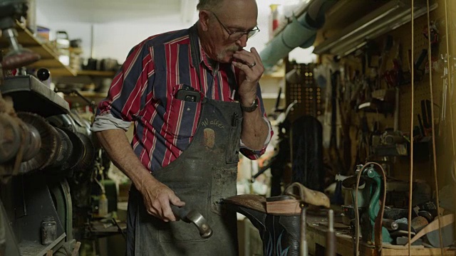 美国犹他州春城，鞋匠锤打鞋跟到靴子视频素材