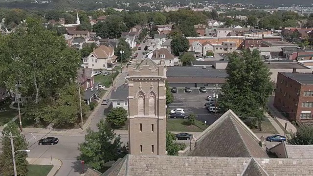 小镇教堂尖塔缓慢轨道旋转视频素材