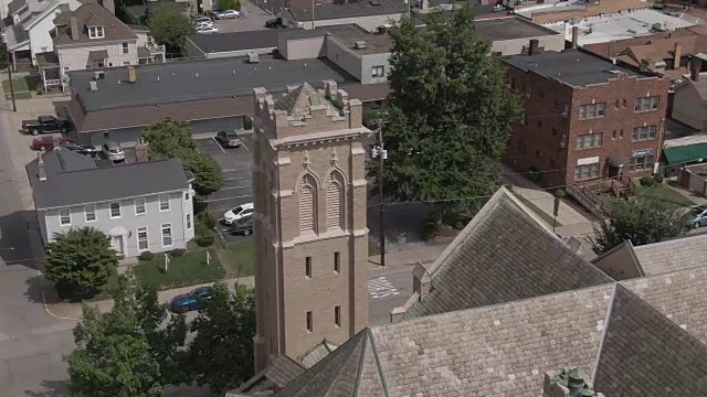 小镇教堂尖塔缓慢轨道旋转视频素材