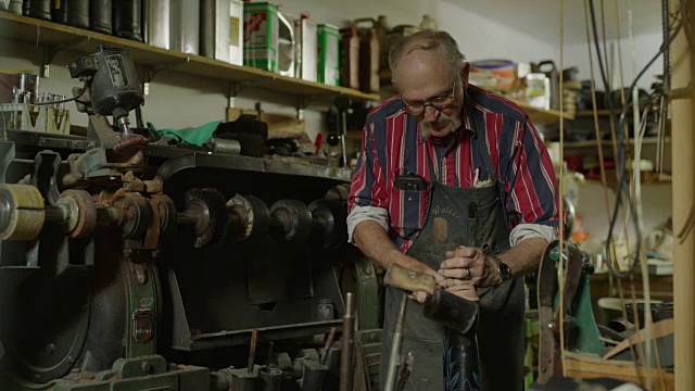 美国犹他州春城，鞋匠锤打鞋跟到靴子视频素材