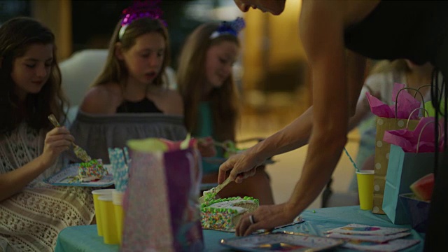 近距离的女人切割和服务蛋糕的女孩在生日派对/雪松山，犹他州，美国视频素材