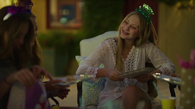 特写的惊喜女孩打开生日礼物的朋友在派对/雪松山，美国犹他州视频素材