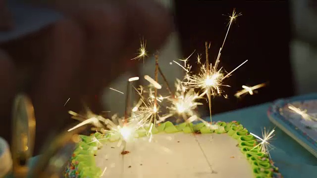 在生日聚会上，妇女携带蛋糕给女孩，然后关闭蛋糕/雪松山，美国犹他州视频素材