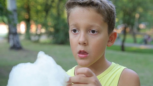 一个小男孩在吃棉花糖视频下载