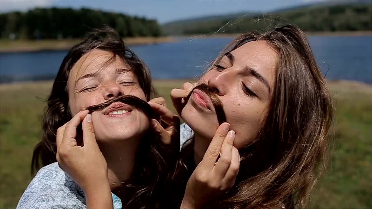 两个有趣的女孩用头发做胡子视频下载