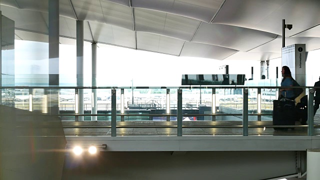 4K伦敦离境和抵达，机场乘客移动情况视频素材