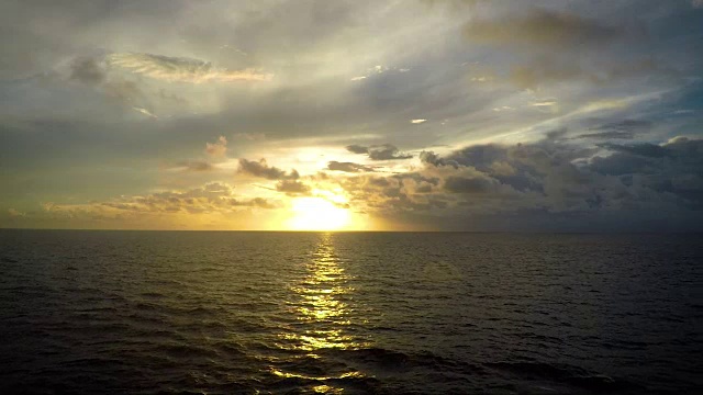 公海上的日落视频素材
