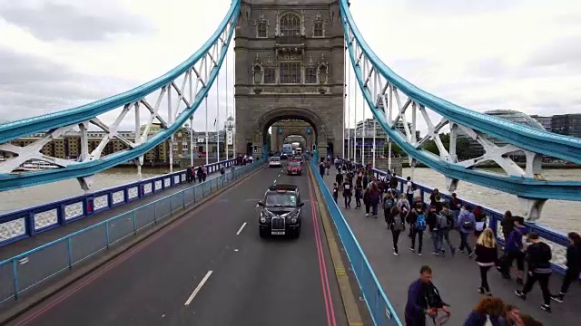 无人机拍摄的一辆黑色出租车在英国伦敦标志性的塔桥上行驶视频素材