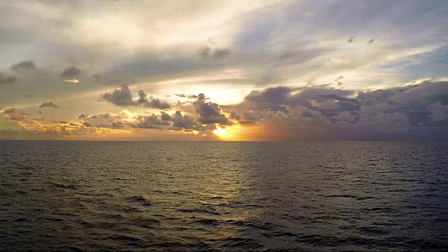 公海上的日落视频素材
