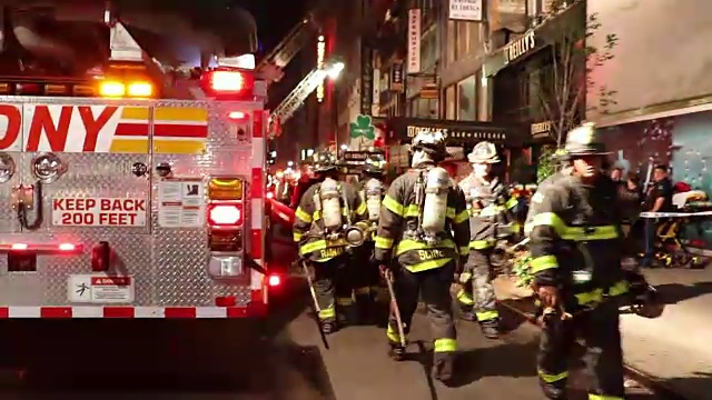 纽约消防局消防员抵达剧作家餐厅和酒吧灭火视频下载