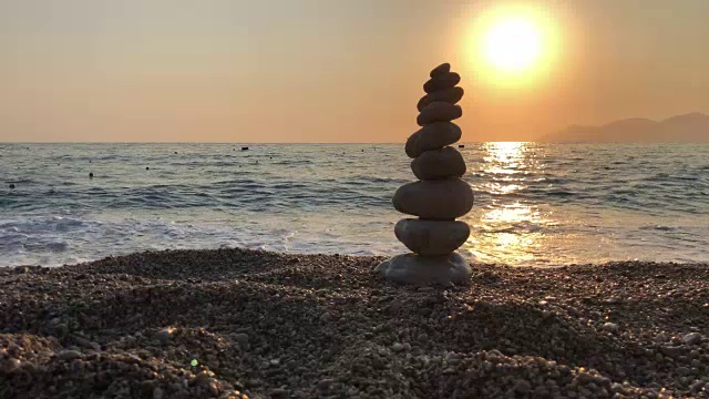 禅宗平衡鹅卵石，和谐和平衡视频素材