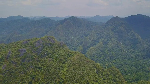 航空拍摄的绿色山谷和山在泰国南部视频素材