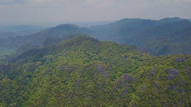 航空拍摄的绿色山谷和山在泰国南部视频素材