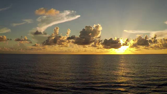 公海上的日落(60帧/秒)视频素材