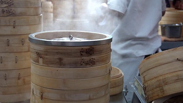 中式厨房里的竹制蒸笼，慢镜头视频素材