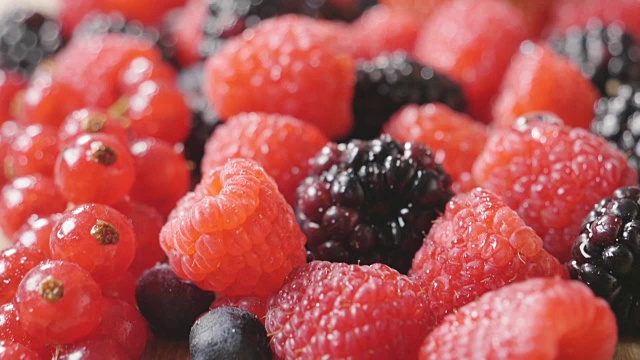 由酸奶，蓝莓，覆盆子，黑莓，什锦早餐组成的典型正宗早餐。视频下载