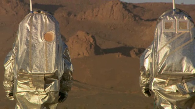 宇航员在火星上行走视频素材