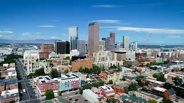 前进到丹佛科罗拉多天空城市景观现代城市扩张城市在落基山脉视频下载