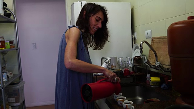 在厨房里煮咖啡的成熟女人视频素材