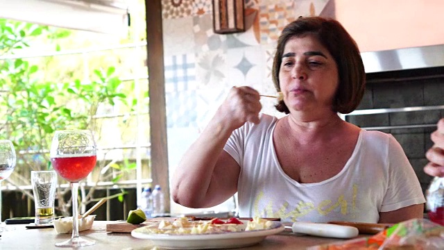 在巴西的海滨别墅，一家人在烧烤前吃开胃菜视频下载