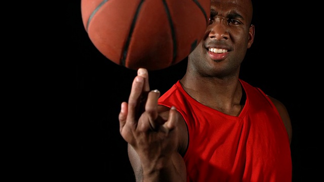 篮球运动员用手指旋转球视频下载
